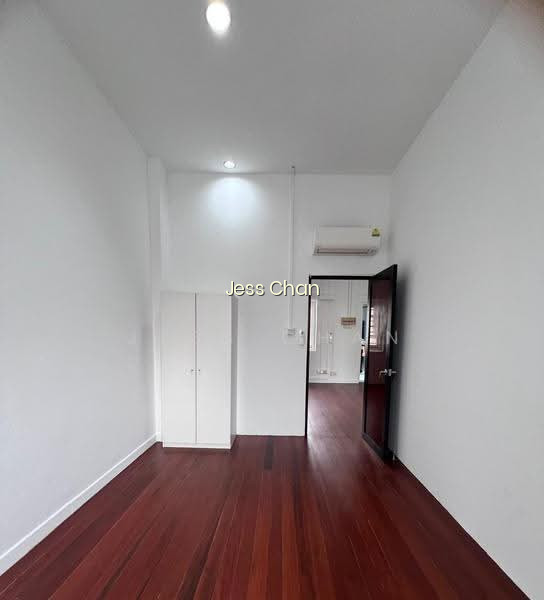 LOWLAND COURT photo 5