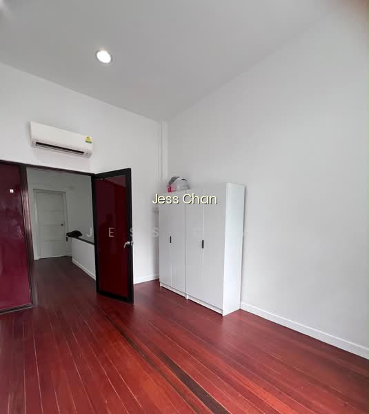 LOWLAND COURT photo 6