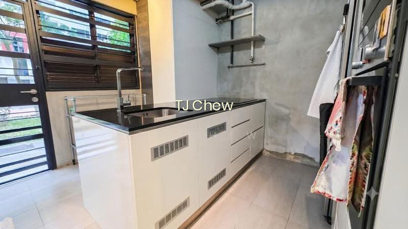103 HENDERSON CRESCENT photo 3