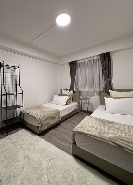 86 WHAMPOA DRIVE image 1 of 9
