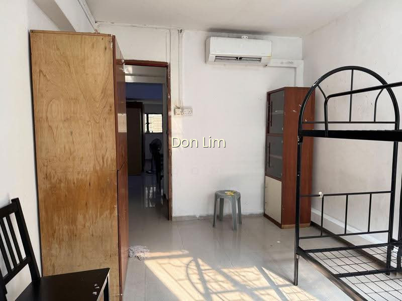 147 SILAT AVENUE image 1 of 7