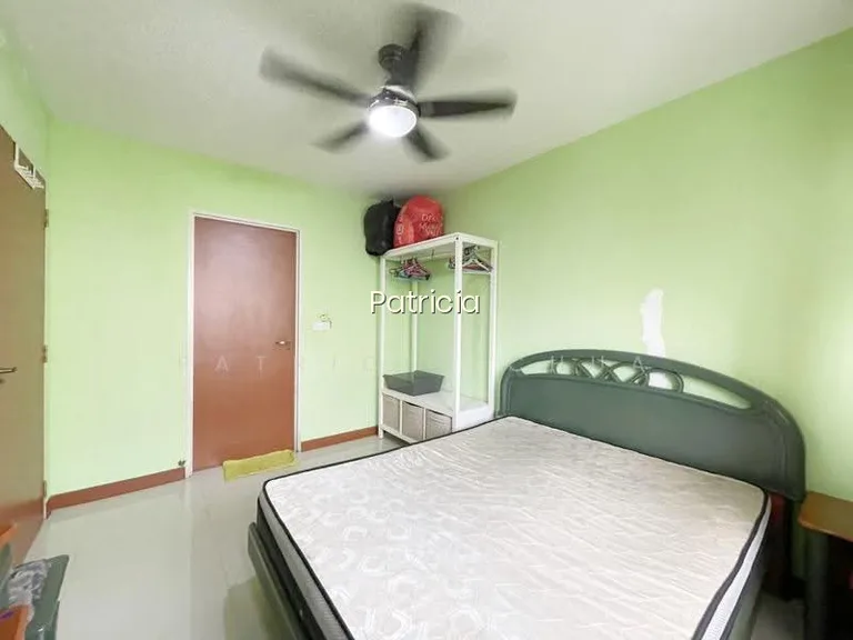 879A Tampines Avenue 8 image 1 of 5
