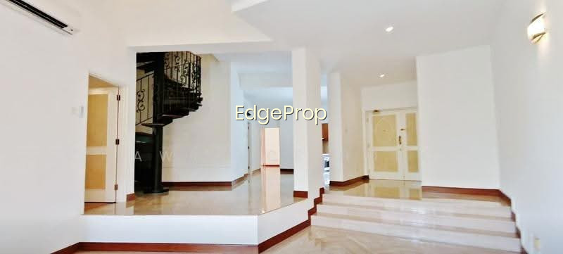 ORANGE REGENCY photo 5