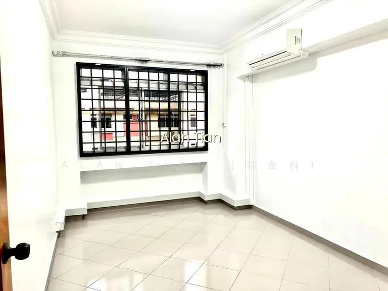 304 Tampines Street 32 image 1 of 10