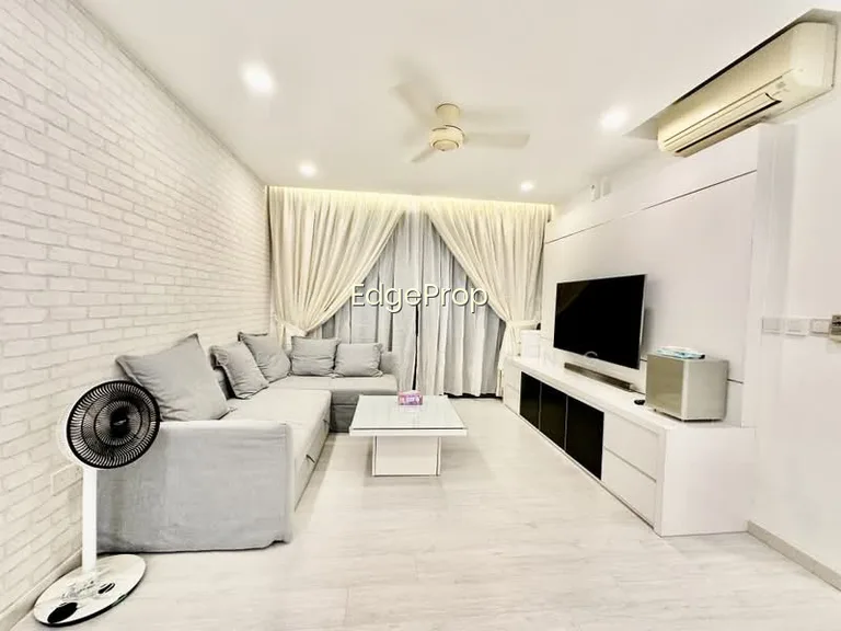 Prive image 1 of 10