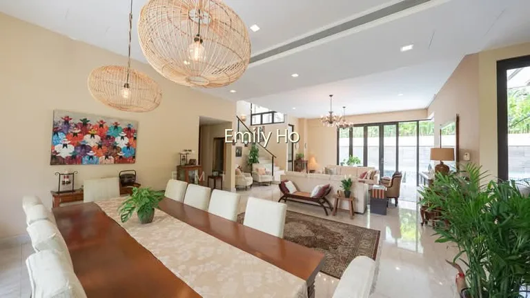 Wide Frontage Tropical Gem! image 1 of 10