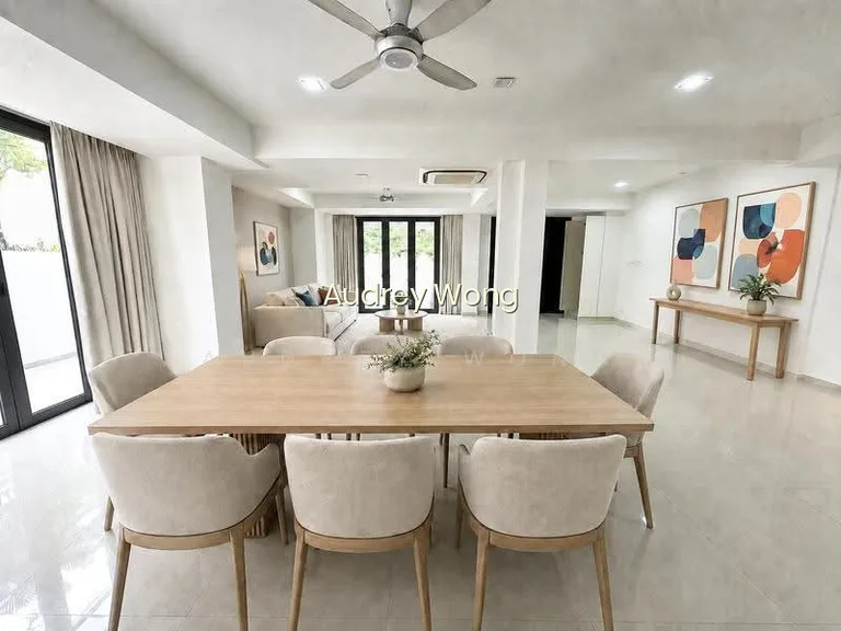 New Listing! Move in Condition, Semi-D, 1KM to Henry Park Pri! image 1 of 6