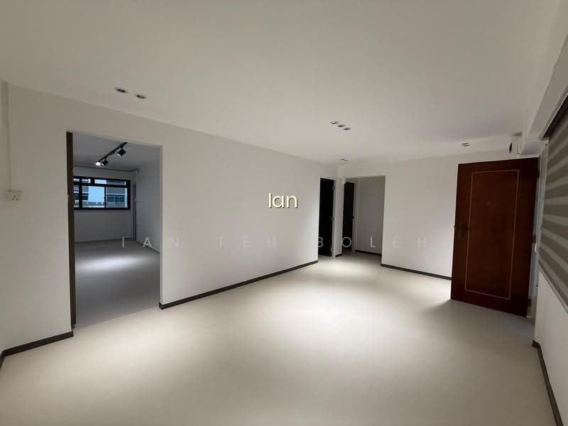 Designer Deco! 3MINS to Yishun Mrt! #02 Next to Corner! Vacant! View Anytime! Almost Sold! image 1 of 6