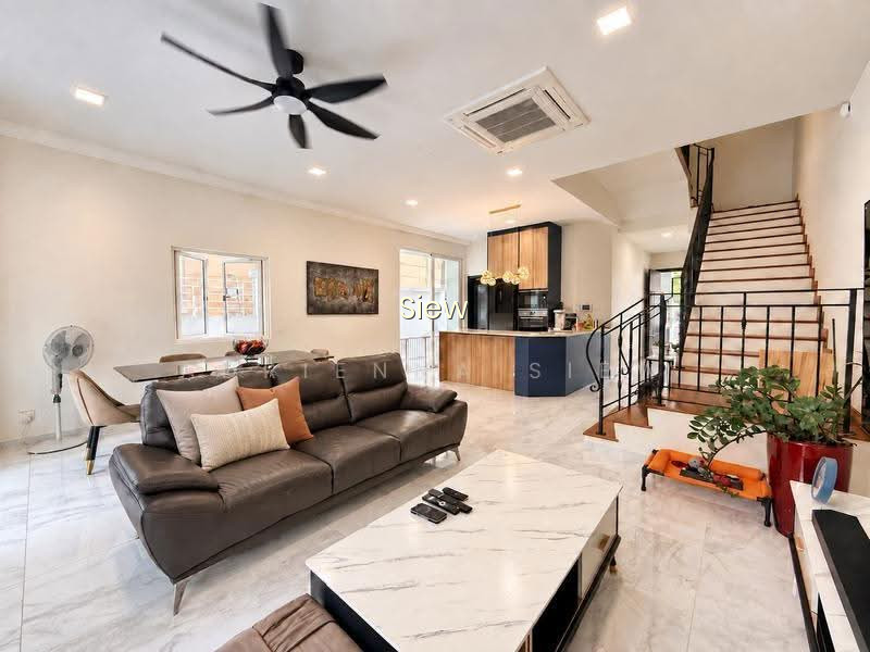 TASTEFULLY RENOVATED! BELOW $3M MOVE-IN-READY CORNER TERRACE! 5 MINS DRIVE TO MARSILING MRT! image 1 of 10
