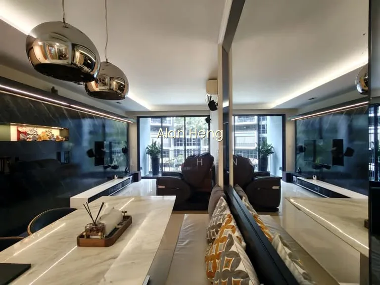 Prive image 1 of 10