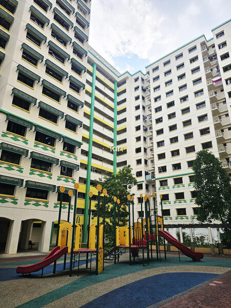 412 SEMBAWANG DRIVE image 1 of 10