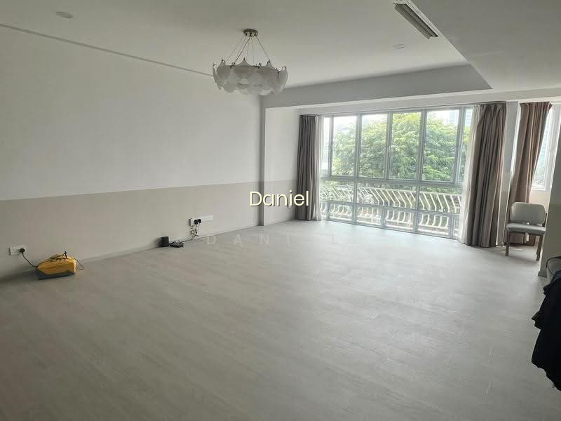 BEAUTIFULLY RENOVATED SPACIOUS APARTMENT image 1 of 5