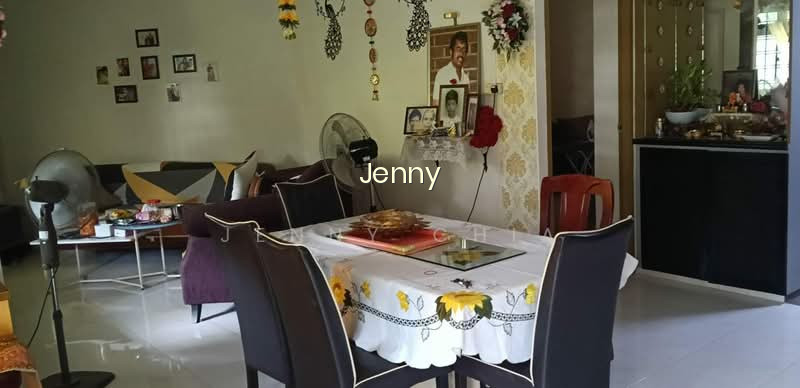 BLK 320 TAMPINES ST 33 image 1 of 10