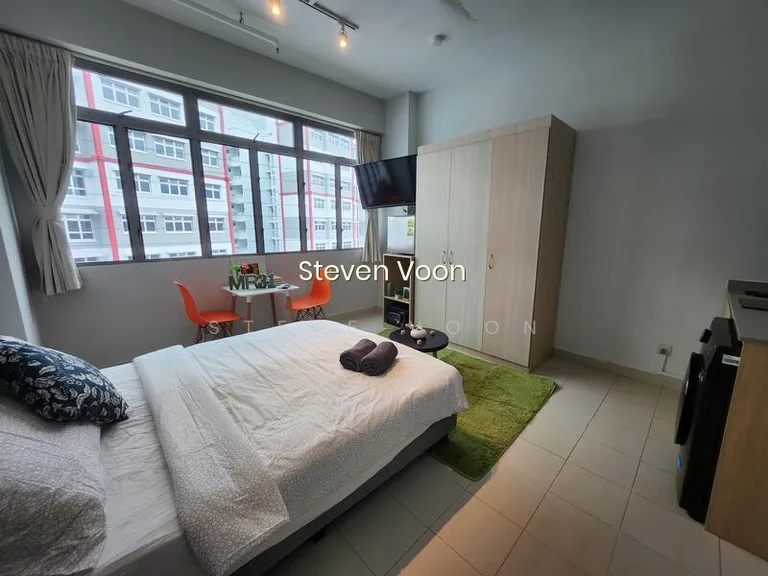Premium Queen Studio - Coliwoo Boon Lay image 1 of 4