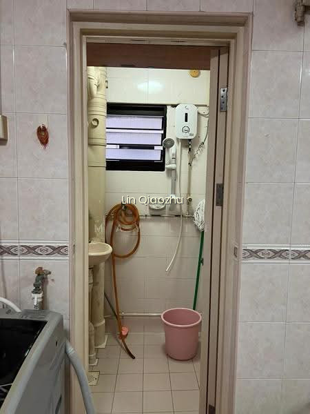 95 ALJUNIED CRESCENT image 1 of 7