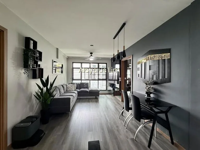 419A Northshore Drive image 1 of 7