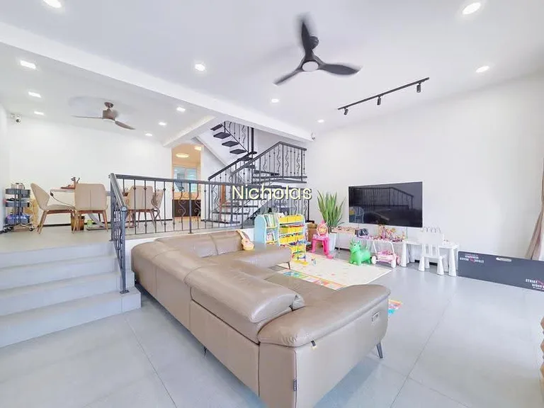 Freehold 2.5 Sty Inter Terrace for Sale! image 1 of 10
