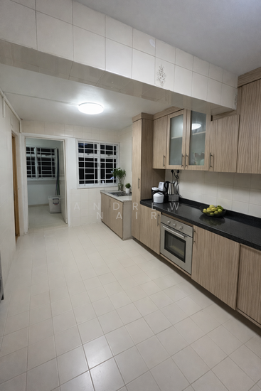 4 HOLLAND CLOSE photo 3