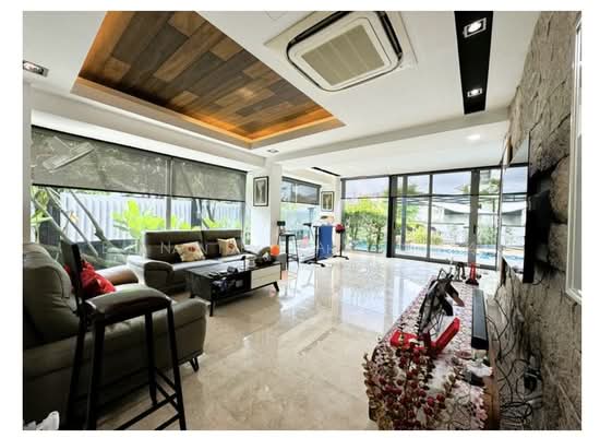Rare Freehold Detached House in Kembangan Estate image 1 of 8