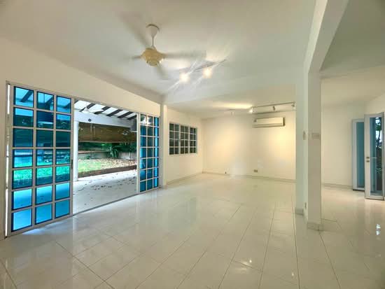Freehold Detached House at Quiet Luxury Enclave with Rebuild Opportunity photo 3