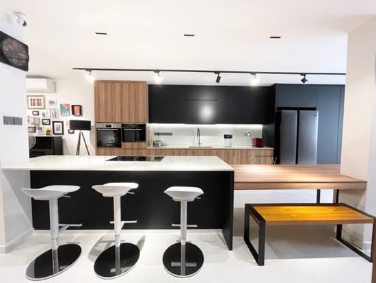 ***NEWLY RENOVATED 2 STY TERR NEAR MRT! image 1 of 3