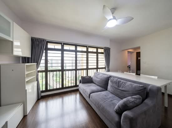 153 RIVERVALE CRESCENT image 1 of 7