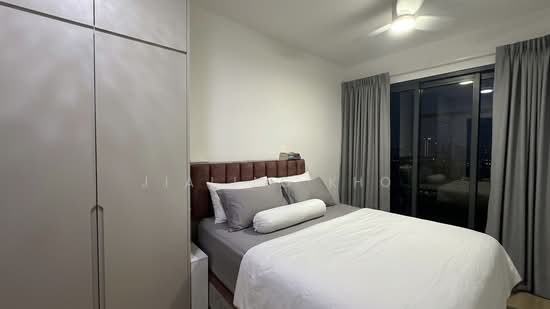 THE LAKEFRONT RESIDENCES photo 3
