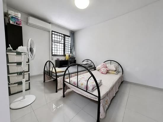 215 BOON LAY PLACE photo 4