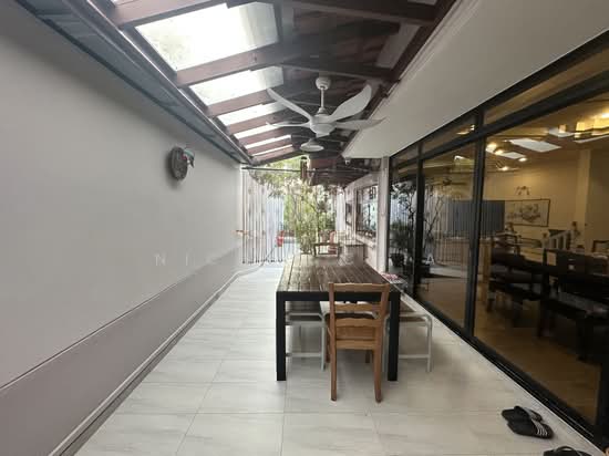 Kovan vicinity corner terrace with huge regular land photo 2