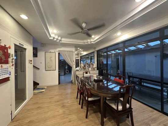 Kovan vicinity corner terrace with huge regular land photo 4