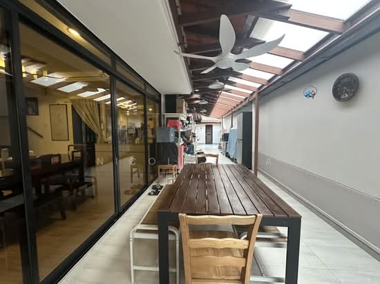 Kovan vicinity corner terrace with huge regular land photo 5