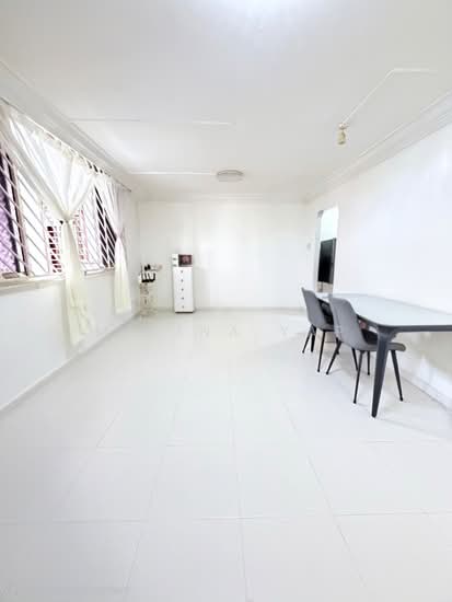 327 SERANGOON AVENUE 3 image 1 of 10