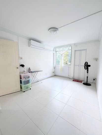 327 SERANGOON AVENUE 3 photo 2