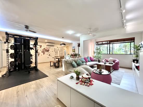 415 SEMBAWANG DRIVE image 1 of 10