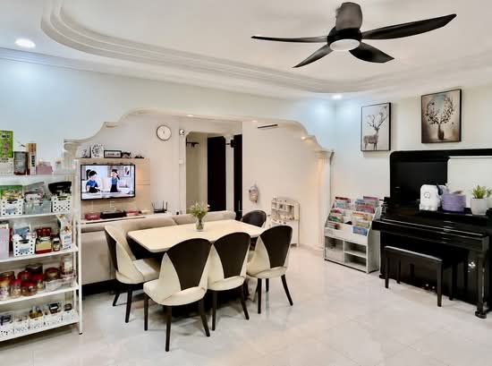 322 SEMBAWANG CLOSE photo 2