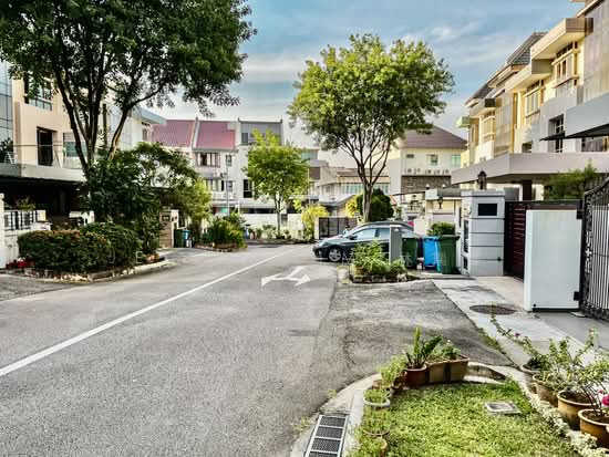 Freehold Beautifully Modern Rebuilt 4 Storeys Corner Terrace with Lift near Kovan Mrt photo 4