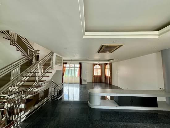 Sennett Avenue photo 5