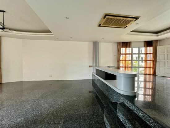 Sennett Avenue photo 6