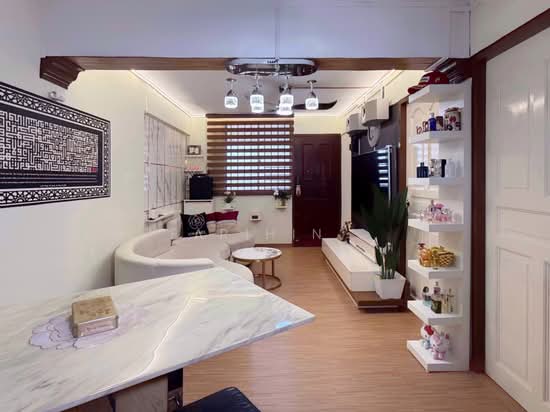 208 BOON LAY PLACE photo 2