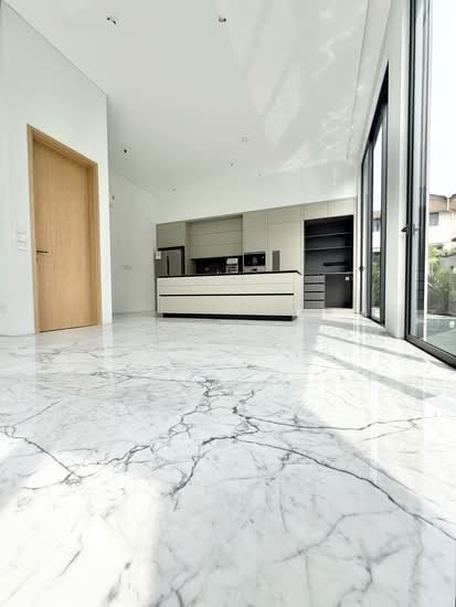 BRAND NEW SEMID, MOVE IN READY!!! photo 3