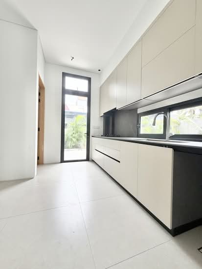 MOVE IN READY, BRAND NEW SEMID WITH LIFT & POOL!!! photo 4