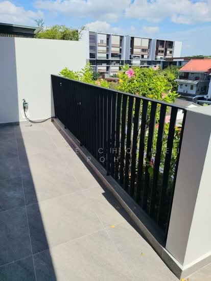 Brand New 3 Stories Intermediate Terrace with an Attic and Lift photo 5