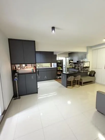408A Northshore Drive image 1 of 7