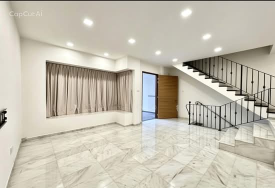 Rare 2244sqft freehold land 1km St Nicholas renovated 5br family home photo 2