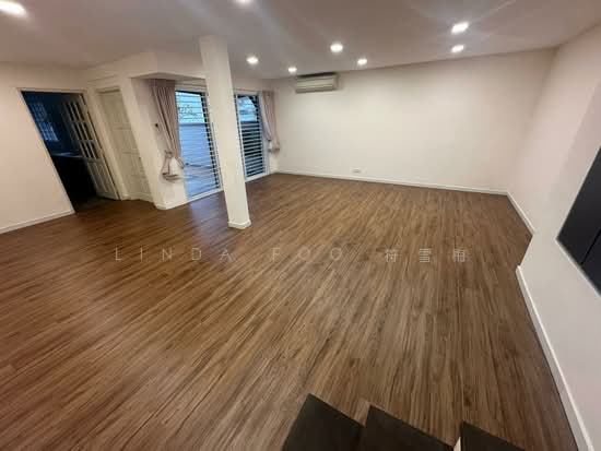 Rare 2244sqft freehold land 1km St Nicholas renovated 5br family home photo 4