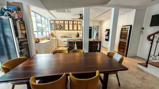 Rare Corner Terrace Within 1KM of Tao Nan! Move-In Condition photo 3