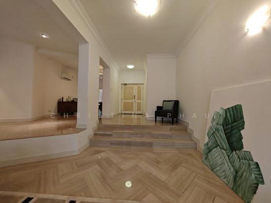 ORANGE REGENCY photo 5