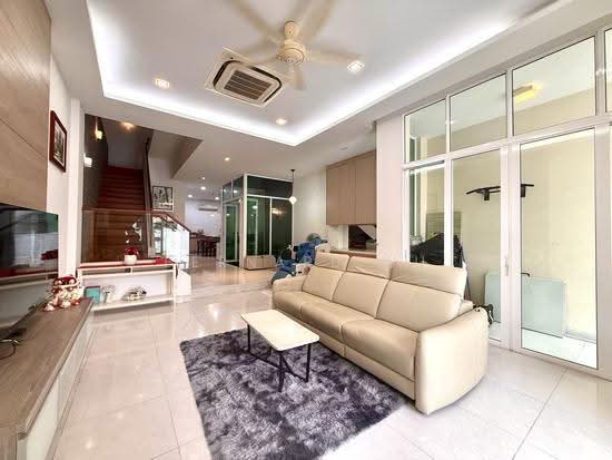 Elevated Freehold Inter Terrace 3 story house, Don’t Miss! photo 2