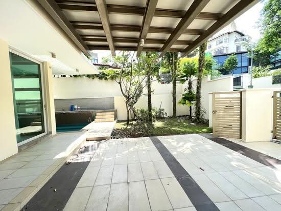 Lovely Contemporary 3 Storey Semi Detached with Inground Pool photo 2