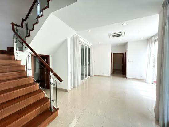 Lovely Contemporary 3 Storey Semi Detached with Inground Pool photo 3